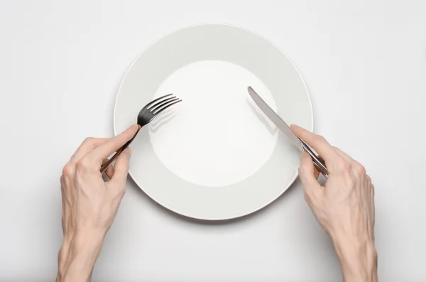 Restoran dan tema makanan: tangan manusia menunjukkan gerakan pada piring putih kosong pada latar belakang putih di studio pandangan atas terisolasi — Stok Foto