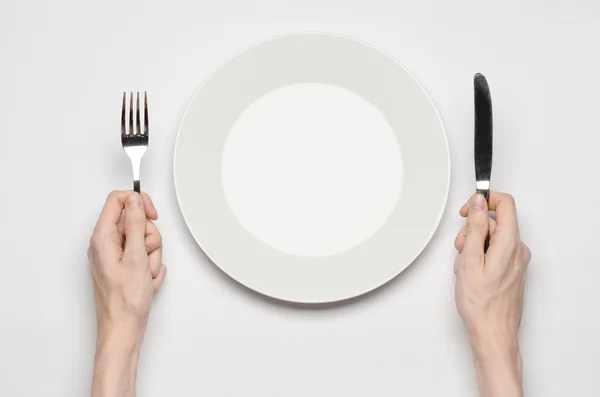 Restaurant und Essen Thema: die menschliche Hand zeigen Geste auf einem leeren weißen Teller auf weißem Hintergrund im Studio isolierte Ansicht von oben — Stockfoto