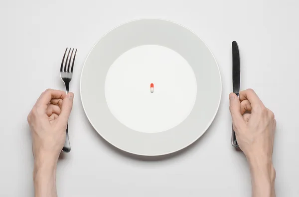 İlaçlar ve yanlış beslenme Konu: insan eli beyaz arka plan üzerinde üstten görünüm izole hapları ile bir tabak tutun — Stok fotoğraf