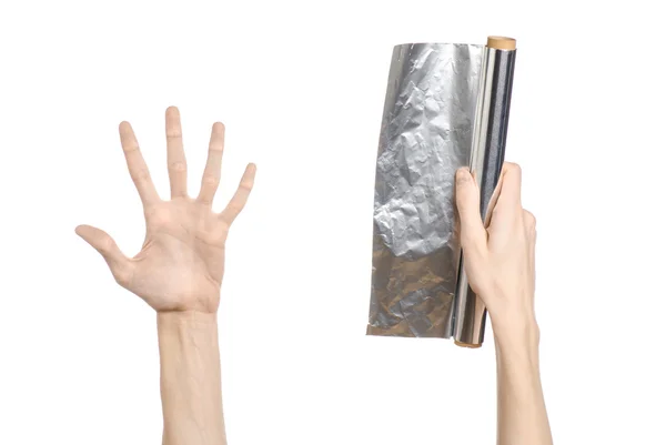 Koken en shisha onderwerp: menselijke hand met een folie geïsoleerd op een witte achtergrond in studio — Stockfoto