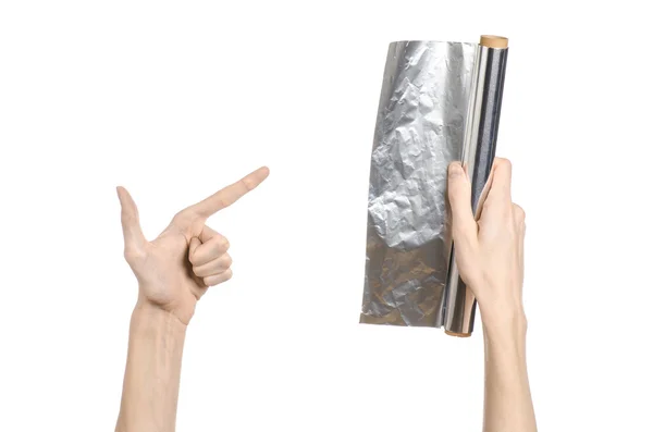 Matlagning och shisha ämne: mänskliga handen håller en folie isolerad på vit bakgrund i studio — Stockfoto