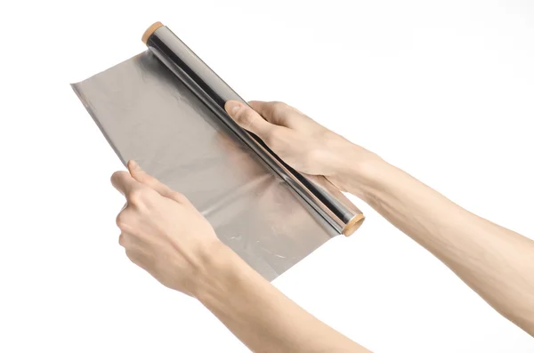 Pişirme ve shisha Konu: Studio beyaz arka plan üzerinde izole bir folyo tutan eller — Stok fotoğraf