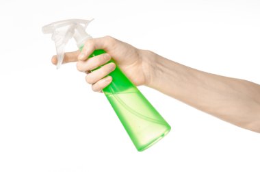 Temizlik ev ve temiz tema: temizlik beyaz bir arka plan üzerinde izole için yeşil püskürtülen ilaç şişe tutan adamın el