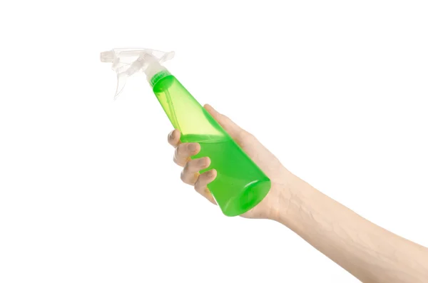 Nettoyage de la maison et thème plus propre : main d'homme tenant une bouteille de pulvérisation verte pour le nettoyage isolé sur un fond blanc — Photo