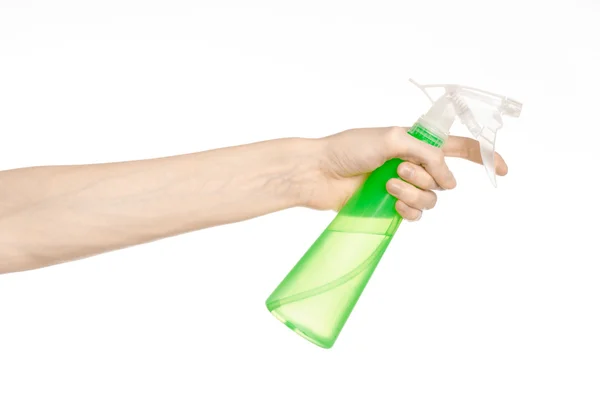 清洁的房子和更清洁的主题: 人的手抱着一个绿色的喷雾瓶为清洗分离在白色背景上 — 图库照片