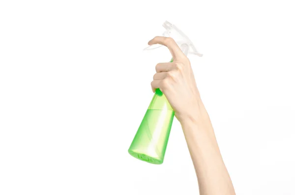 Temizlik ev ve temiz tema: temizlik beyaz bir arka plan üzerinde izole için yeşil püskürtülen ilaç şişe tutan adamın el — Stok fotoğraf