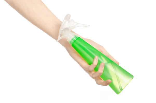 Limpieza de la casa y tema más limpio: la mano del hombre sosteniendo una botella de spray verde para la limpieza aislada sobre un fondo blanco — Foto de Stock