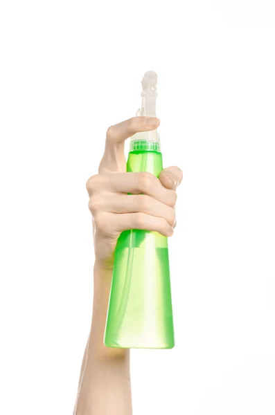 Hausreinigung und Putzthema: Männerhand mit grüner Sprühflasche zum Reinigen isoliert auf weißem Hintergrund — Stockfoto