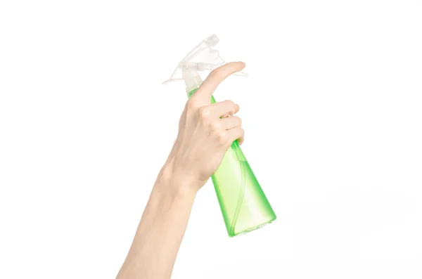 Nettoyage de la maison et thème plus propre : main d'homme tenant une bouteille de pulvérisation verte pour le nettoyage isolé sur un fond blanc — Photo