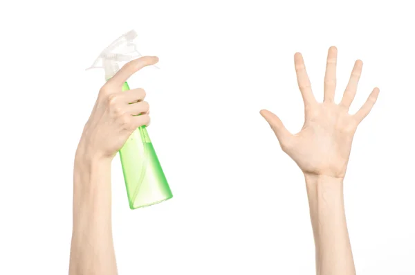 Rengöring av hus och renare tema: mannens hand som håller en grön sprayflaska för rengöring isolerad på en vit bakgrund — Stockfoto