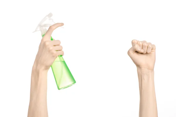 Nettoyage de la maison et thème plus propre : main d'homme tenant une bouteille de pulvérisation verte pour le nettoyage isolé sur un fond blanc — Photo