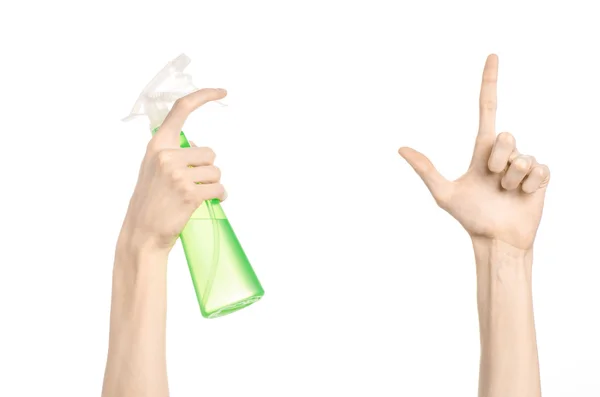 Úklid domu a čistší téma: ruka držící láhev zelený sprej pro čištění izolovaných na bílém pozadí — Stock fotografie