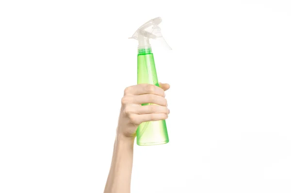 Τον καθαρισμό του σπιτιού και καθαρότερο θέμα: του ανθρώπου χέρι που κρατά ένα μπουκάλι πράσινο ψεκασμού για τον καθαρισμό απομονωθεί σε λευκό φόντο — Φωτογραφία Αρχείου
