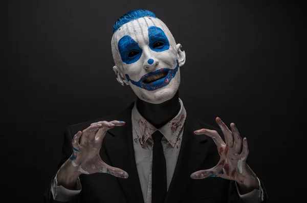 Ужасный клоун и Хэллоуин тема: Crazy синий клоун в черном костюме изолированы на темном фоне в студии — стоковое фото