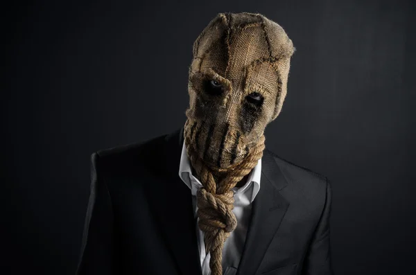 Paura e tema di Halloween: un brutale assassino in maschera su sfondo scuro in studio — Foto Stock