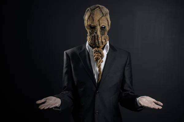 Fear and Halloween theme: a brutal killer in a mask on a dark background in the studio — Stockfoto