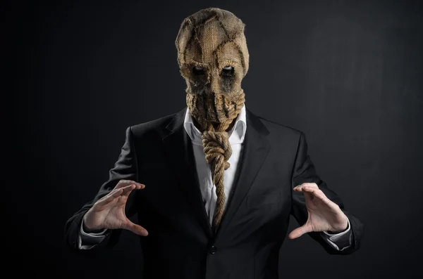 Tema Miedo y Halloween: un asesino brutal en una máscara sobre un fondo oscuro en el estudio —  Fotos de Stock