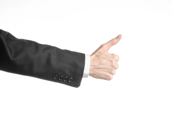 Бізнесмен і тема жесту: чоловік у чорному костюмі та білій сорочці, що показує жест рук на ізольованому білому тлі в студії — стокове фото