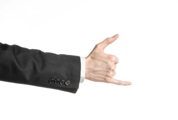 Бізнесмен і тема жесту: чоловік у чорному костюмі та білій сорочці, що показує жест рук на ізольованому білому тлі в студії — стокове фото
