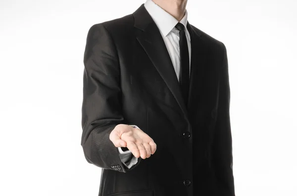 Tópico de homem de negócios e gesto: um homem de terno preto e gravata estende a mão isolado em um fundo branco no estúdio — Fotografia de Stock