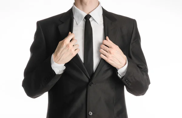 Tópico de homem de negócios e gesto: um homem de terno preto com um casaco de gravata endireita os braços isolados em um fundo branco no estúdio — Fotografia de Stock