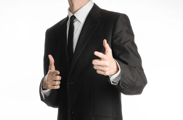 Предприниматель и тема жеста: человек в черном костюме с галстуком, показывающий вывеску на руках на изолированном белом фоне в студии — стоковое фото