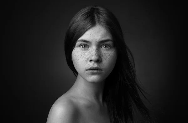 Retrato dramático de un tema de niña: retrato de una hermosa chica solitaria con el pelo volando en el viento aislado sobre fondo oscuro en el estudio — Foto de Stock