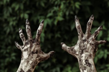 Korku ve Halloween Tema: korkunç zombi eller ile siyah kirli çivi ölü kıyamet, birinci şahıs bakış yürüyüş yeşil yaprakları için ulaşır