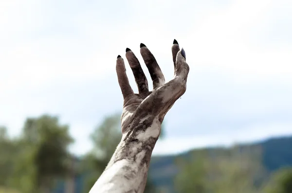 ホラーとハロウィーンのテーマ: 恐ろしいゾンビの手が黒の爪汚い死んだ黙示録、最初人の眺めを歩く、空に手を伸ばす — ストック写真