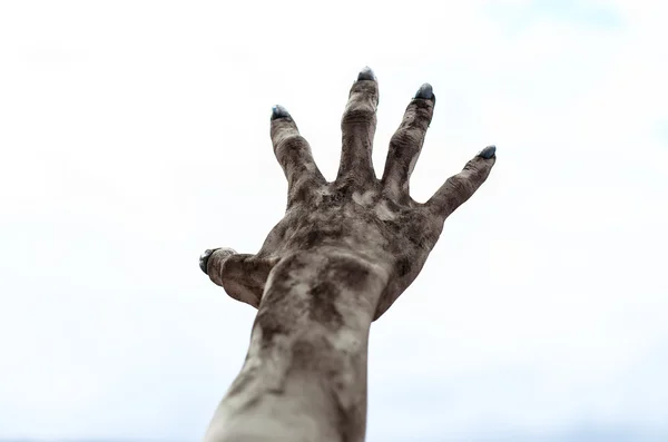 Horreur et Halloween thème : Terribles mains zombies sales avec des ongles noirs atteindre le ciel, apocalypse mort-vivant, vue à la première personne — Photo