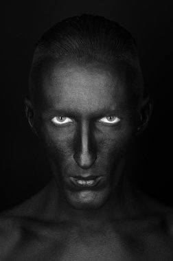 Gotik ve Halloween Tema: Studio, kara ölüm vücut sanat siyah bir zemin üzerine siyah deri bir adamla izole