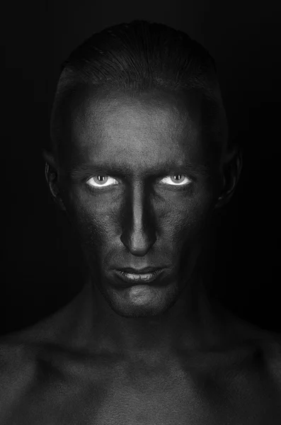 Gothic und Halloween Thema: ein Mann mit schwarzer Haut ist isoliert auf schwarzem Hintergrund im Atelier, die schwarze Totenkörperkunst — Stockfoto