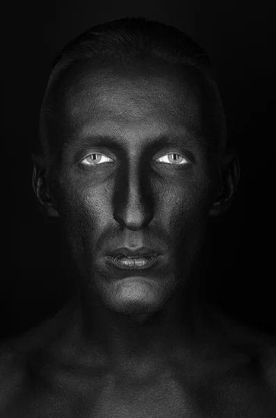 Готическая тема и тема Хэллоуина: человек с черной кожей изолирован на черном фоне в студии, боди-арт Черная смерть — стоковое фото
