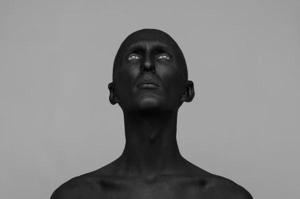 Gothic und Halloween Thema: ein Mann mit schwarzer Haut ist isoliert auf einem grauen Hintergrund im Atelier, die schwarze Totenkörperkunst — Stockfoto