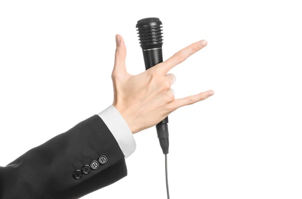 Business en spraak onderwerp: Man in zwart pak houden een zwarte microfoon geïsoleerd op een witte achtergrond in studio — Stockfoto