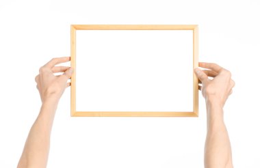 Ev dekorasyon ve fotoğraf çerçevesi Konu: studio birinci şahıs bakış beyaz bir arka plan üzerinde izole bir ahşap çerçeve tutan eller