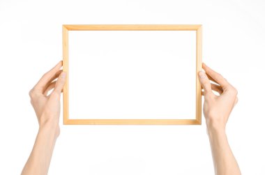 Ev dekorasyon ve fotoğraf çerçevesi Konu: studio birinci şahıs bakış beyaz bir arka plan üzerinde izole bir ahşap çerçeve tutan eller