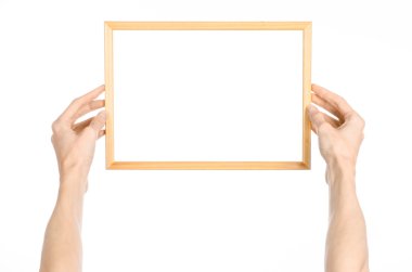 Ev dekorasyon ve fotoğraf çerçevesi Konu: studio birinci şahıs bakış beyaz bir arka plan üzerinde izole bir ahşap çerçeve tutan eller