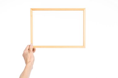 Ev dekorasyon ve fotoğraf çerçevesi Konu: studio birinci şahıs bakış beyaz bir arka plan üzerinde izole bir ahşap çerçeve tutan eller