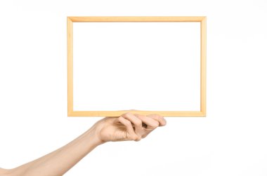 Ev dekorasyon ve fotoğraf çerçevesi Konu: Studio beyaz bir arka plan üzerinde izole bir ahşap çerçeve tutan eller