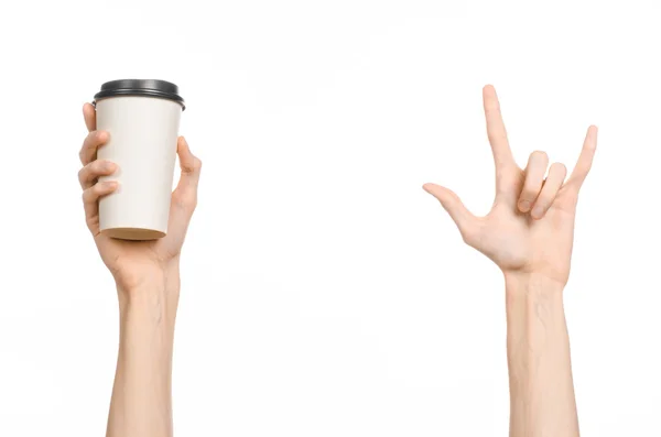 Desayuno y café tema: la mano del hombre sosteniendo blanco taza de café de papel vacío con una tapa de plástico marrón aislado sobre un fondo blanco en el estudio, publicidad de café — Foto de Stock
