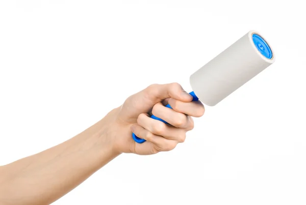 Roupas limpas e limpeza do tema da casa: mão humana segurando um pincel azul pegajoso para limpar roupas e móveis de poeira isolada em fundo branco no estúdio . — Fotografia de Stock