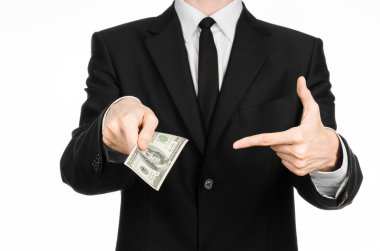 Para ve iş Tema: fatura 100 dolar ve özellikleri bir ele sahip siyah elbiseli bir adam jest izole beyaz arka planda Studio
