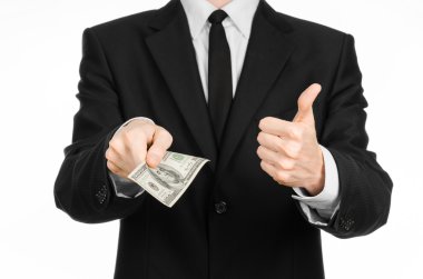 Para ve iş Tema: fatura 100 dolar ve özellikleri bir ele sahip siyah elbiseli bir adam jest izole beyaz arka planda Studio