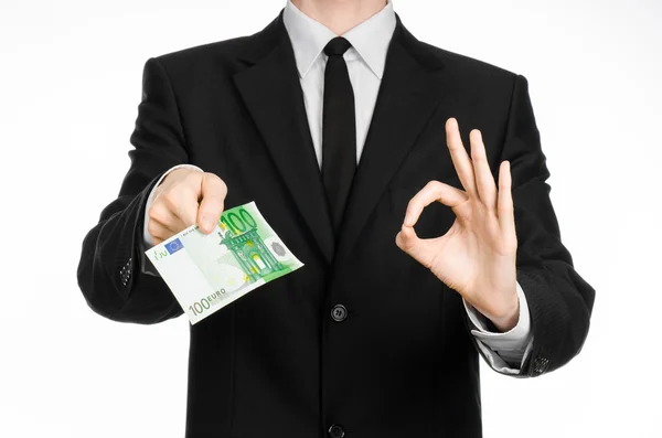 金钱和商业主题: 一名黑衣男人适合着一张 100 欧元的钞票，在工作室中孤立白色背景上显示一个手势 — 图库照片