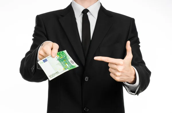 金钱和商业主题: 一名黑衣男人适合着一张 100 欧元的钞票，在工作室中孤立白色背景上显示一个手势 — 图库照片