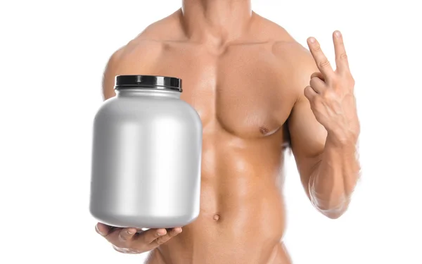 Tema culturismo e sport: bel bodybuilder forte che tiene in mano un barattolo di plastica con una proteina secca e mostra un gesto isolato su sfondo bianco in studio — Foto Stock