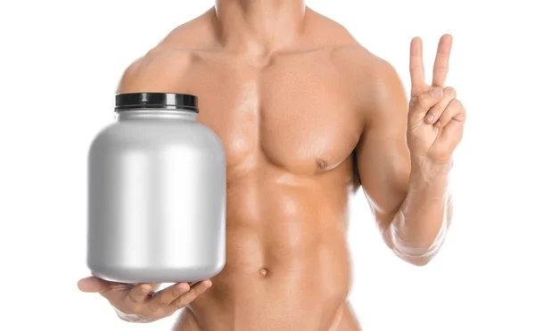 Tema culturismo e sport: bel bodybuilder forte che tiene in mano un barattolo di plastica con una proteina secca e mostra un gesto isolato su sfondo bianco in studio — Foto Stock