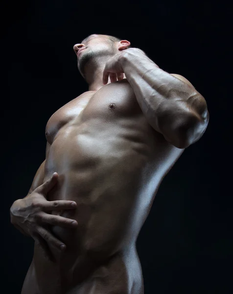 Vücut geliştirmeci ve şerit Tema: pompalanır kaslar çıplak adam Studio karanlık bir arka plan üzerinde poz ile güzel