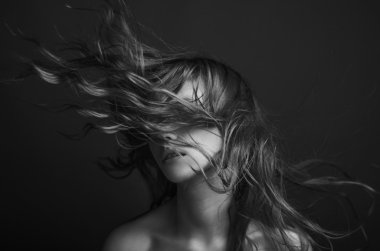 Kızıl saçlı kız.